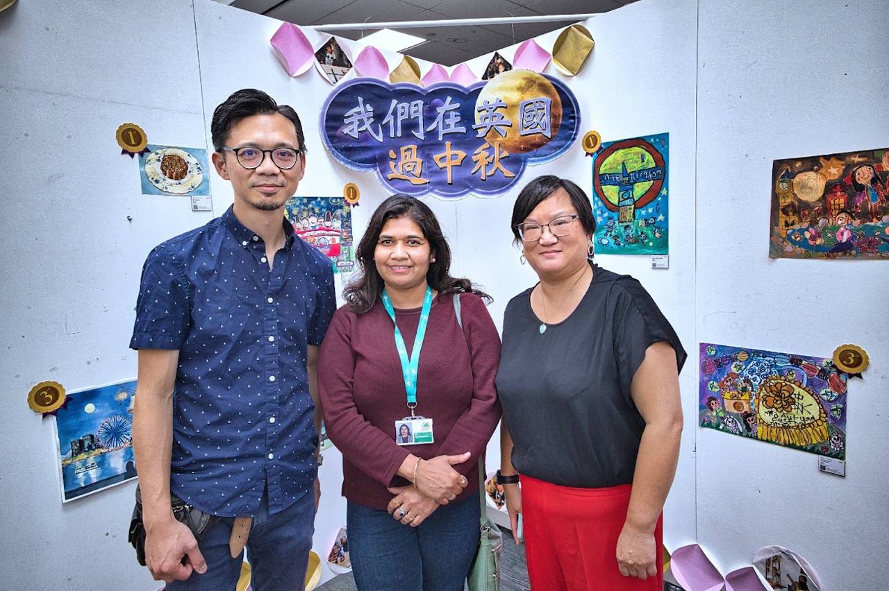 嘉賓參觀繪畫比賽展覽 · Guests at the art exhibition