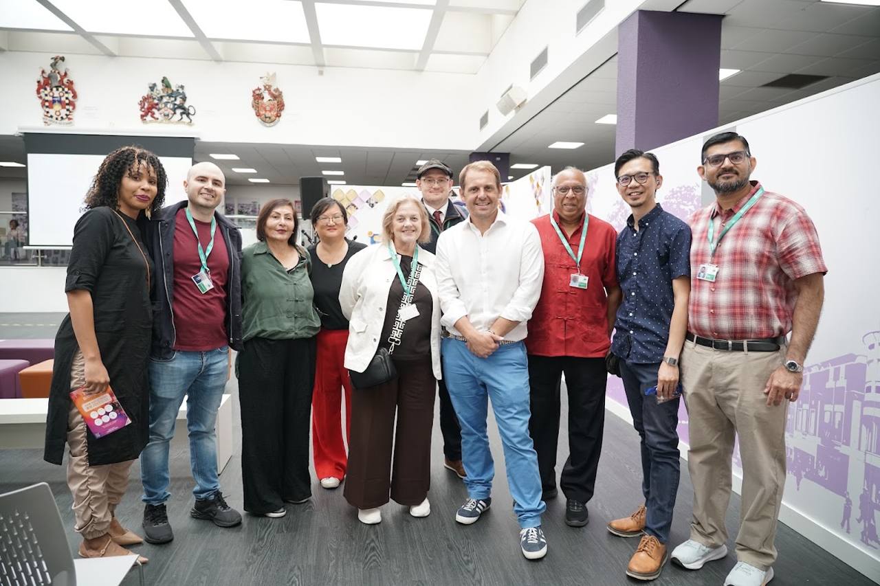 嘉賓同籌委大合照 · Guests and organisers together