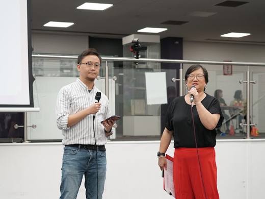 兩位司儀帶住成個下午嘅節目 · Our two MCs kept the afternoon running