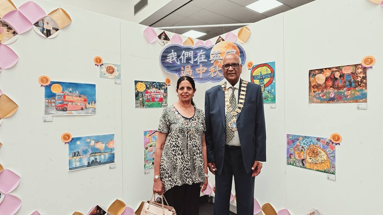 Sutton 市長 Cllr Muhammad Sadiq 參觀繪畫比賽展覽 · The Mayor of Sutton, Cllr Muhammad Sadiq, at the art exhibition