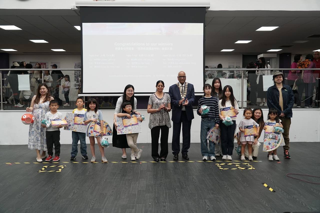 繪畫比賽得獎者同 Sutton 市長 · Our art competition winners with the Mayor of Sutton