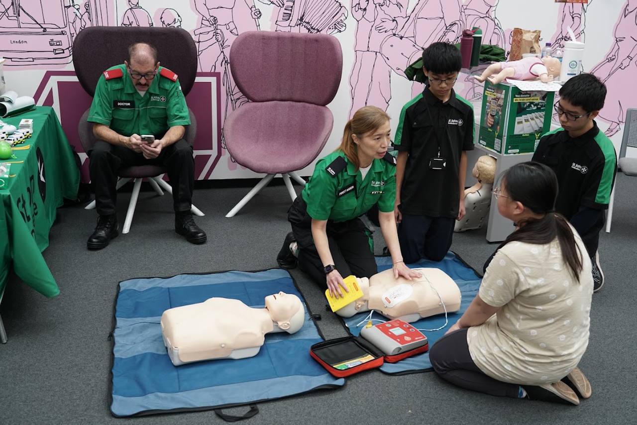 St John Ambulance 急救示範 · St John Ambulance first aid demonstration