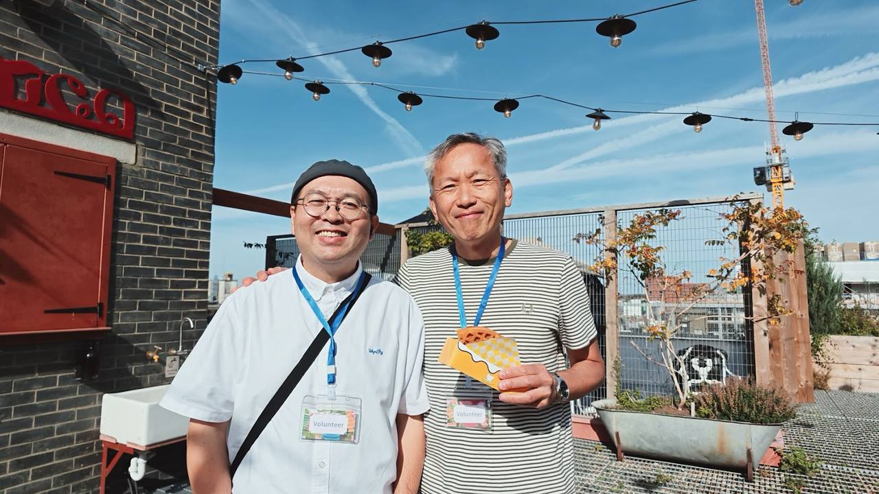 義工喺 Oru Space 天台 · Volunteers on the Oru Space rooftop