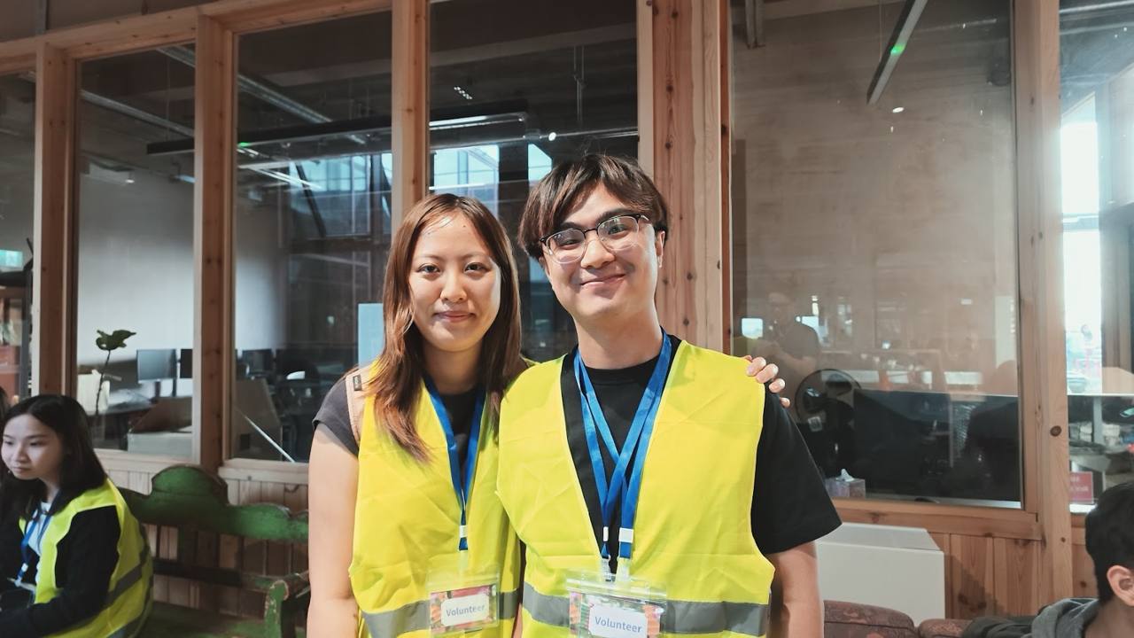70 多位義工，全日幫手 · More than 70 volunteers, all day